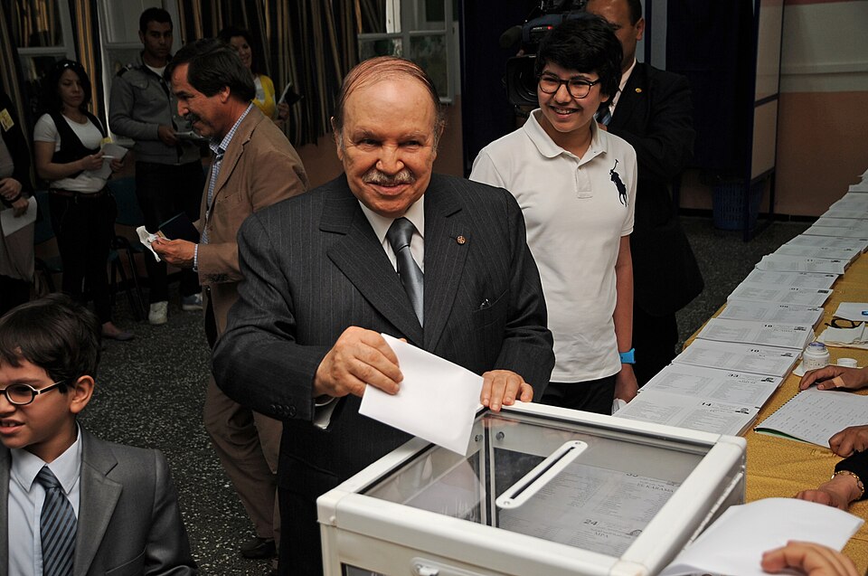 bouteflika-renonce-cinquieme-mandat-supercherie