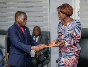 La prime d’incitation demandée par les enseignants en Côte d’Ivoire n’est pas encore effective, même si un vent d’optimisme plane sur les discussions en cours. Premier responsable de l’IS MENA, Bli Blé David a souhaité voir la question des primes devenir une réalité dès la prochaine rentrée scolaire prévue en septembre.