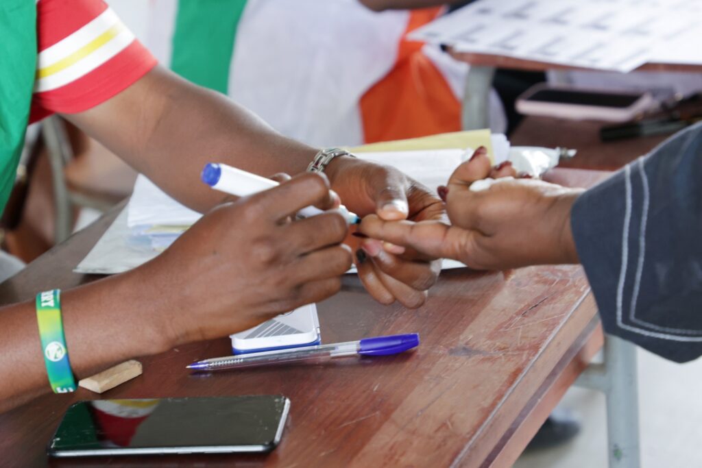resultat-presidentielle-ivoirienne-2025-abidjan-net-suspendu-26-jours-diffusion-resultats-electoraux-fictifs