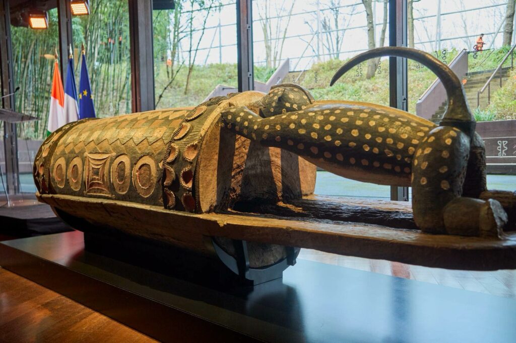 restitution-par-la-france-du-tambour-parleur